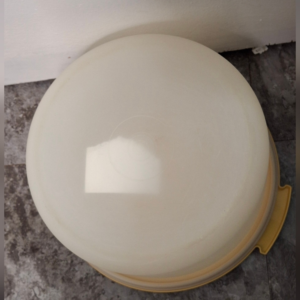 VINTAGE Tupperware Cake Keeper Carrier Harvest Gold Storage Container  . - Picture 3 of 4